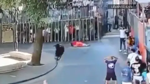 La mujer en el suelo tras ser arrollada por el toro La mujer en el suelo tras ser arrollada por el toro