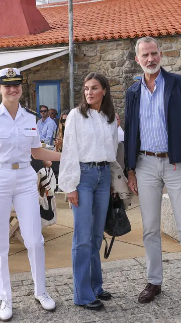 La princesa Leonor y los reyes Felipe y Letizia tras su comida en Pontevedra La princesa Leonor y los reyes Felipe y Letizia tras su comida en Pontevedra