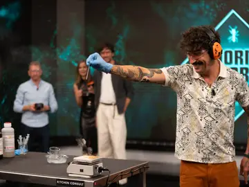 ¡Ciencia explosiva! Marron demuestra lo potente que es la nitroglicerina ¡Ciencia explosiva! Marron demuestra lo potente que es la nitroglicerina