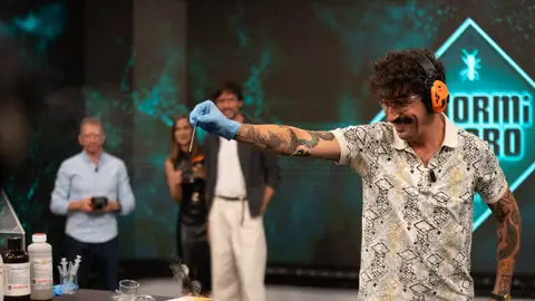 ¡Ciencia explosiva! Marron demuestra lo potente que es la nitroglicerina ¡Ciencia explosiva! Marron demuestra lo potente que es la nitroglicerina