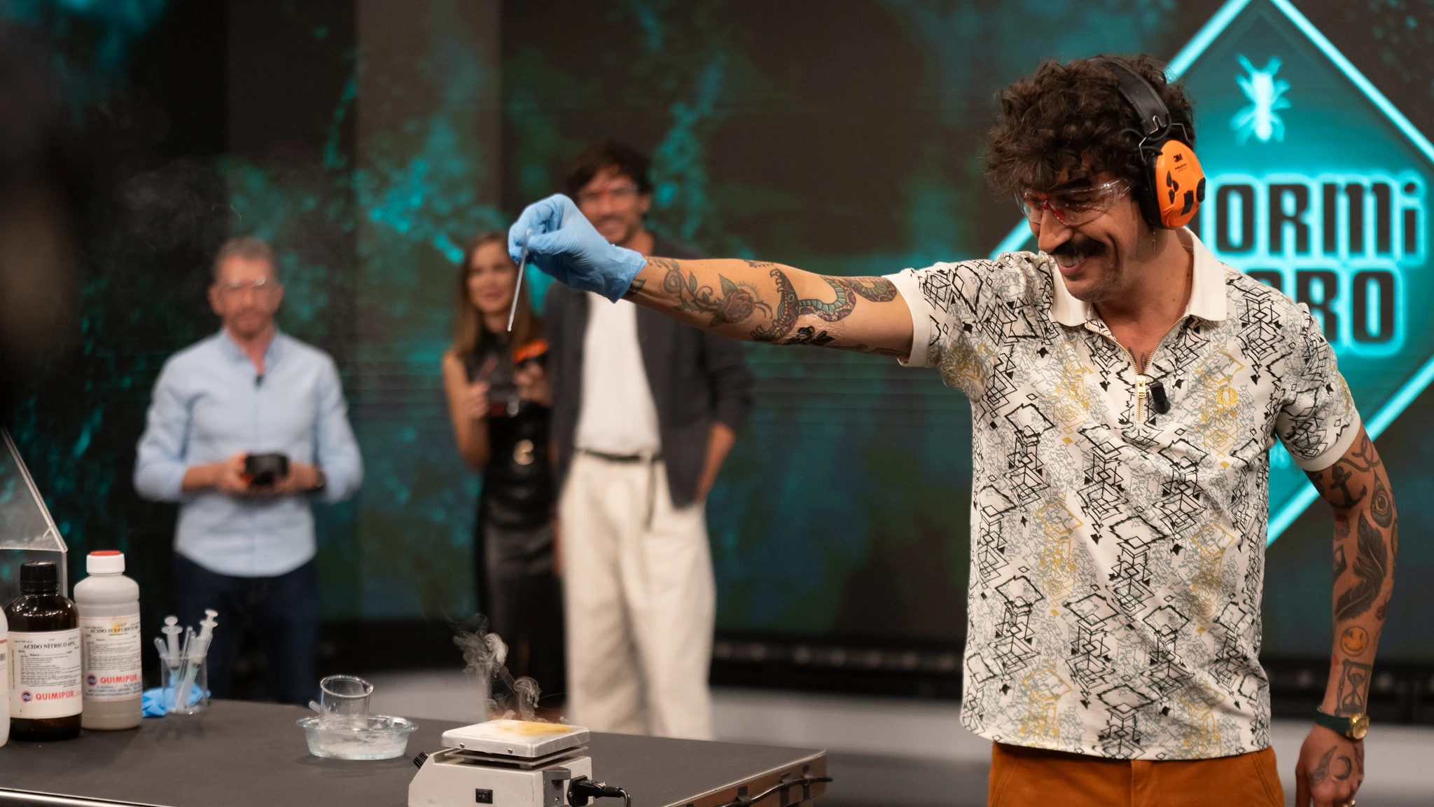 ¡Ciencia explosiva! Marron demuestra lo potente que es la nitroglicerina ¡Ciencia explosiva! Marron demuestra lo potente que es la nitroglicerina