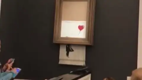 Subastada la obra 'Niña con globo' de Banksy Efemérides de hoy 5 de octubre de 2024: Subastada la obra 'Niña con globo' de Banksy