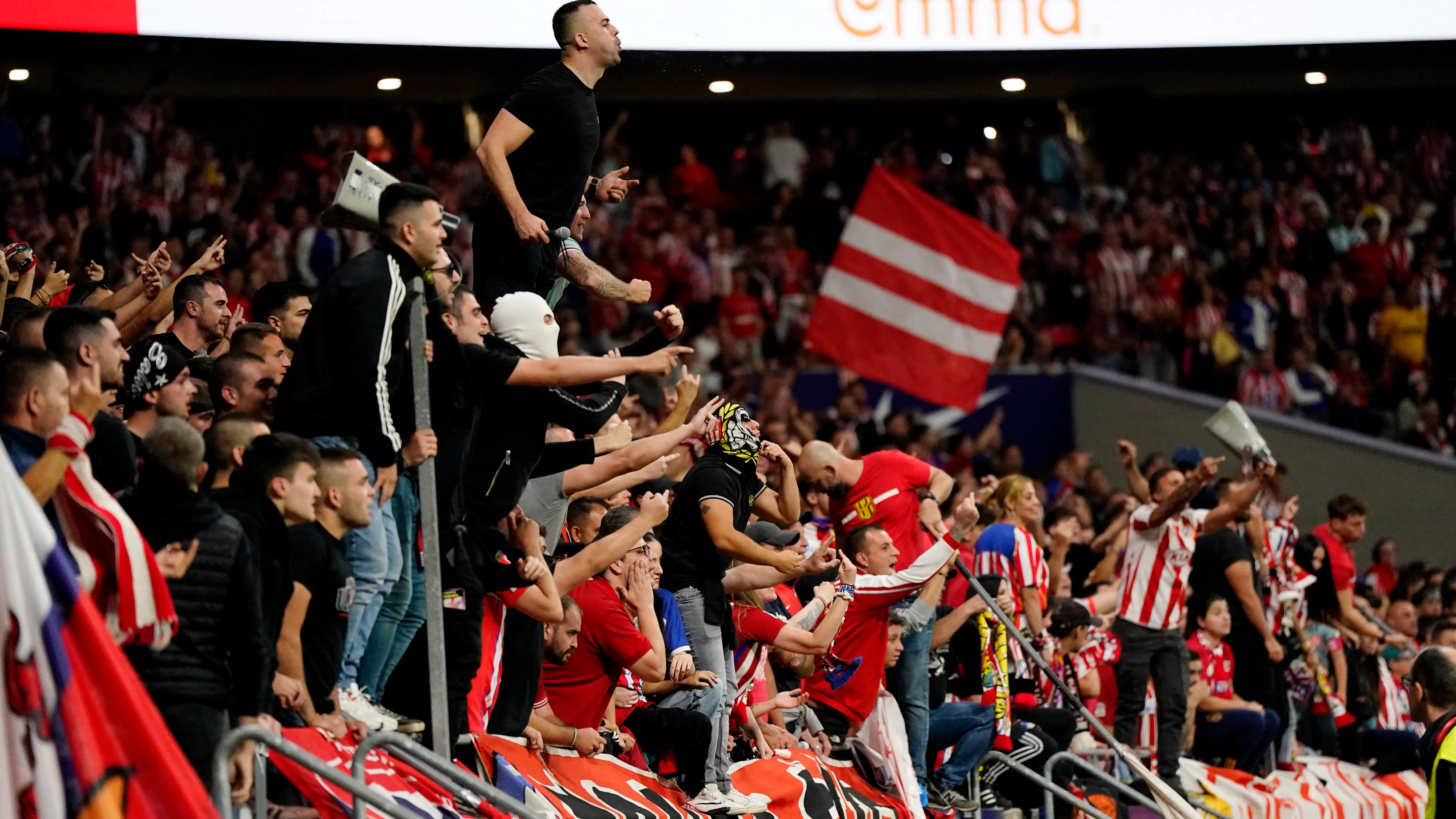 imagen del fondo sur del Metropolitano en el derbi ante el Real Madrid imagen del fondo sur del Metropolitano en el derbi ante el Real Madrid