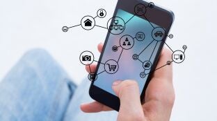 Primer plano de la mano de un hombre utilizando su tel&eacute;fono m&oacute;vil