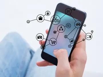Primer plano de la mano de un hombre utilizando su teléfono móvil Primer plano de la mano de un hombre utilizando su teléfono móvil