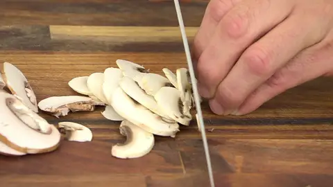 Lamina los champiñones Lamina los champiñones