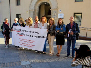 Miembros de la Asociación de Familiares Afectados en las Residencias Domus Vi de Alcoy se concentran ante el Juzgado