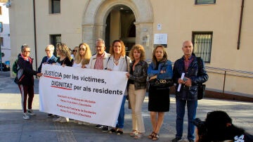 Miembros de la Asociación de Familiares Afectados en las Residencias Domus Vi de Alcoy se concentran ante el Juzgado