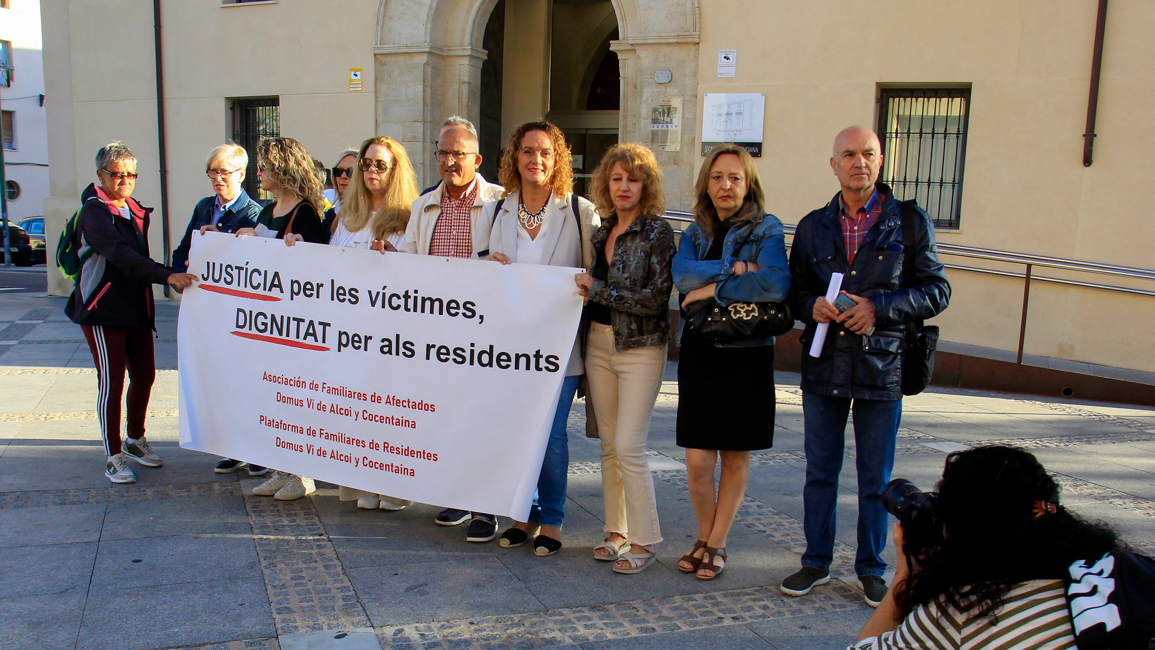 Miembros de la Asociaci&oacute;n de Familiares Afectados en las Residencias Domus Vi de Alcoy se concentran ante el Juzgado