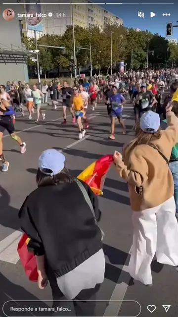 Tamara Falcó animando a Íñigo Onieva en su última maratón en Berlín Tamara Falcó animando a Íñigo Onieva en su última maratón en Berlín