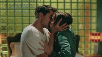 El primer beso de Ferit y Seyran