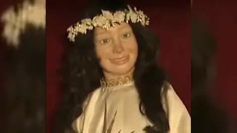 El pueblo de Brión (A Coruña), dividido ante la nueva imagen de Santa Minia: "Parece Yola Berrocal" El pueblo de Brión (A Coruña), dividido ante la nueva imagen de Santa Minia: "Parece Yola Berrocal"