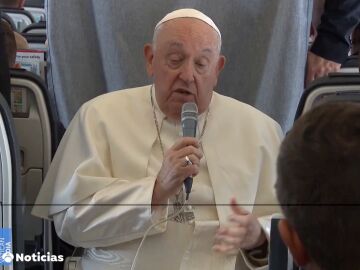 El Papa Francisco durante un viaje en avión