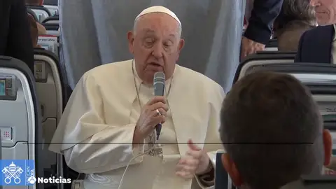 El Papa Francisco durante un viaje en avión El Papa Francisco durante un viaje en avión