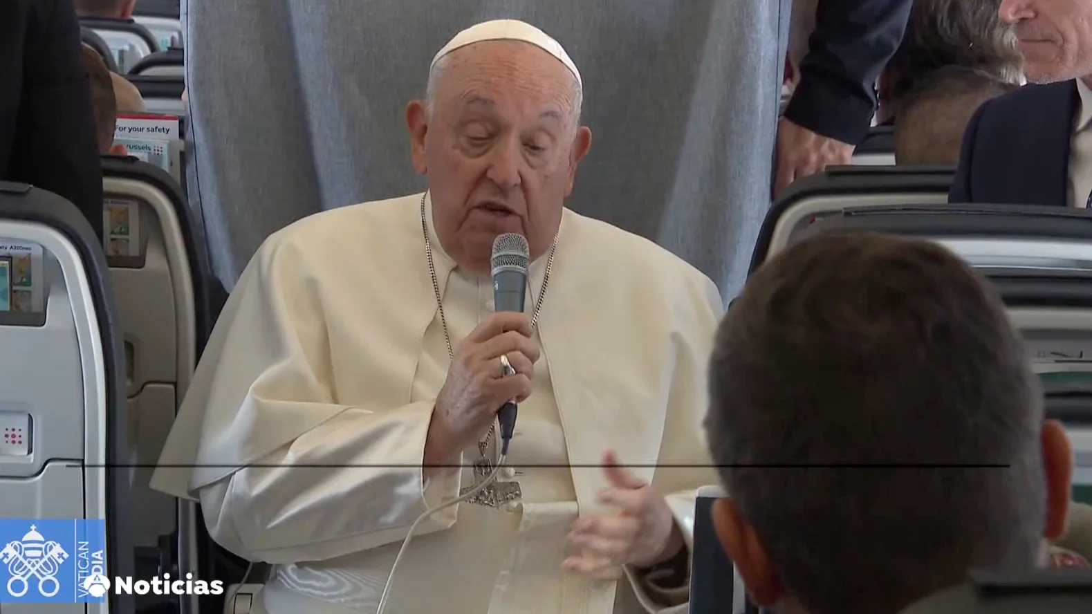 El Papa Francisco durante un viaje en avión El Papa Francisco durante un viaje en avión
