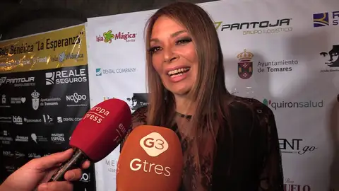 Lucía Hoyos haciendo declaraciones a la prensa Lucía Hoyos haciendo declaraciones a la prensa