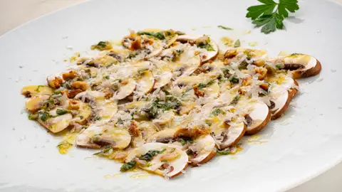 Carpaccio de setas con aliño de hierbas aromáticas al limón: un plato para conquistar de Joseba Arguiñano Carpaccio de setas con aliño de hierbas aromáticas al limón: un plato para conquistar de Joseba Arguiñano
