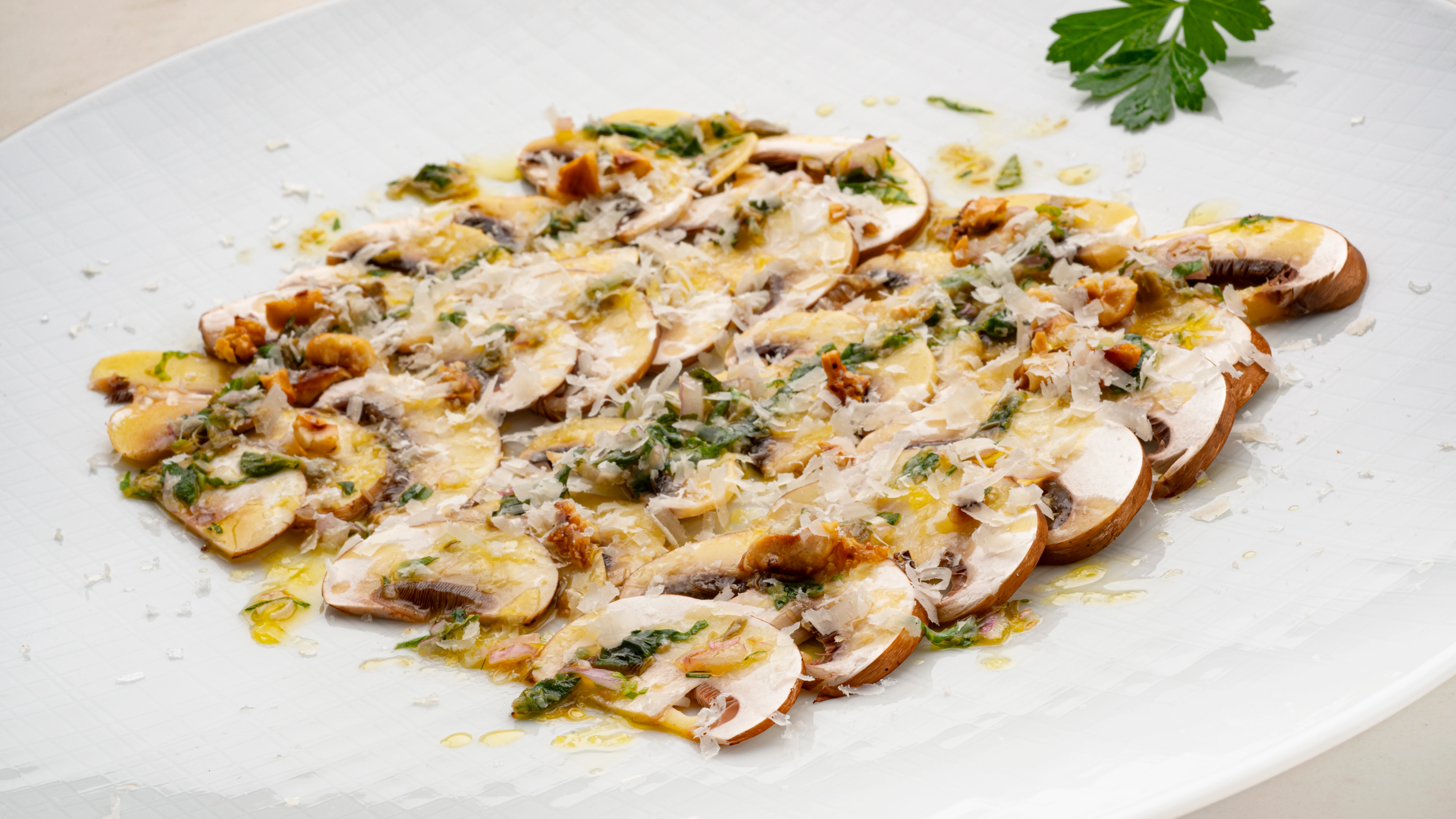 Carpaccio de setas con aliño de hierbas aromáticas al limón: un plato para conquistar de Joseba Arguiñano