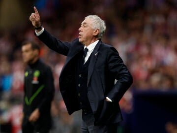 Ancelotti da instrucciones en el Metropolitano