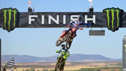 Jorge Prado festeja su victoria. Jorge Prado festeja su victoria.