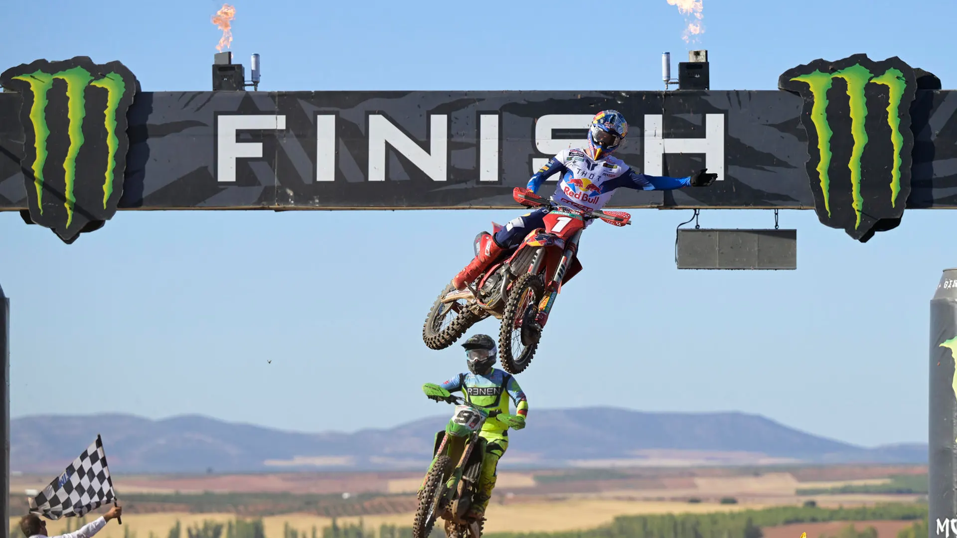 Jorge Prado festeja su victoria. Jorge Prado festeja su victoria.
