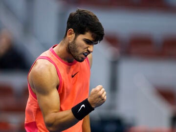 Carlos Alcaraz celebra un punto ante Karen Khachanov