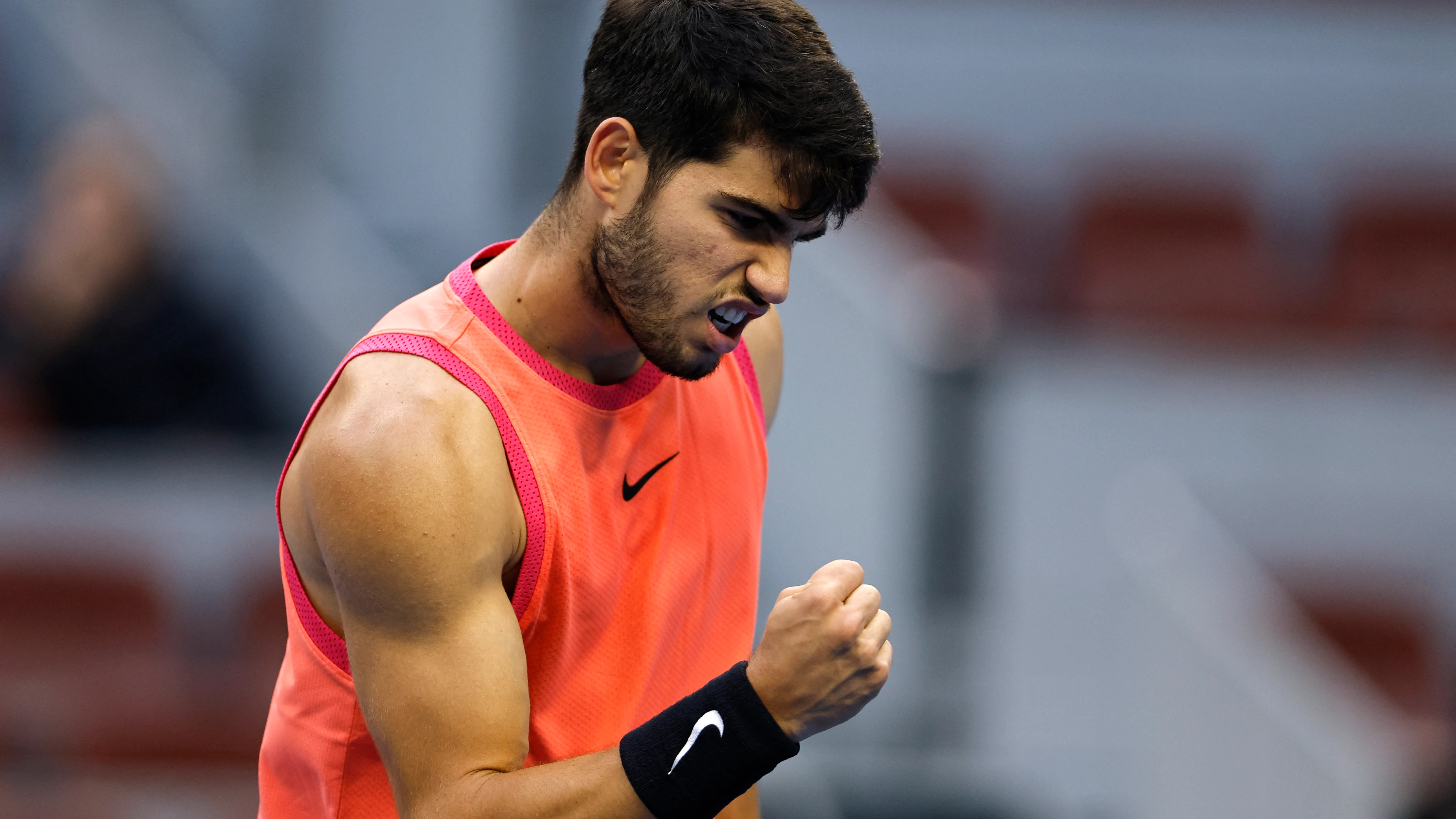 Carlos Alcaraz celebra un punto ante Karen Khachanov