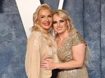 Rebel Wilson y Ramona Agruma Rebel Wilson y Ramona Agruma