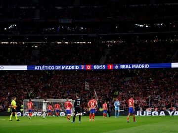 Momento en el que Mateo Busquets Ferrer decreta la suspensión del partido en el Metropolitano