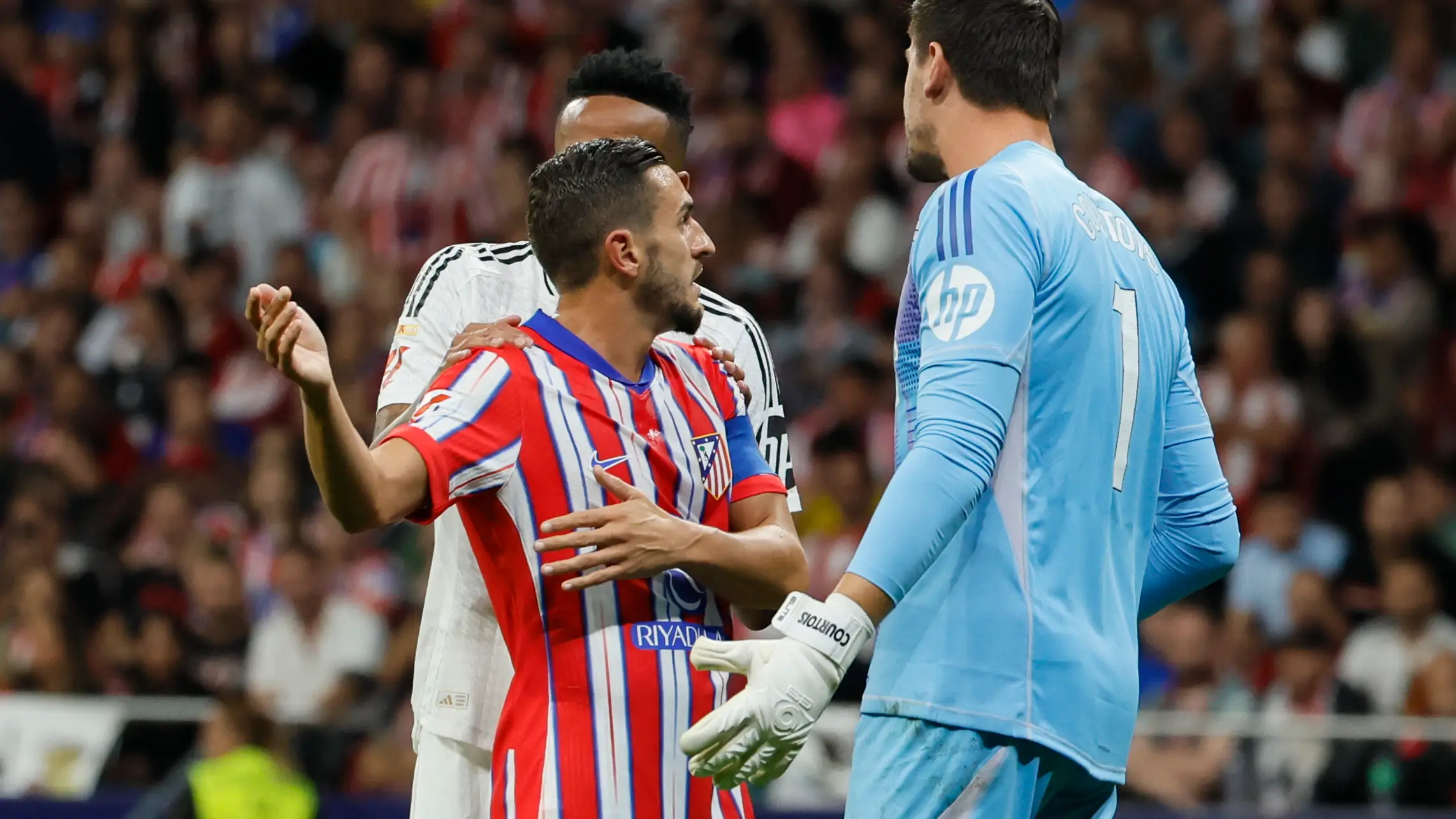 Koke, junto a Militao y Courtois en el derbi del Metropolitano Koke, junto a Militao y Courtois en el derbi del Metropolitano