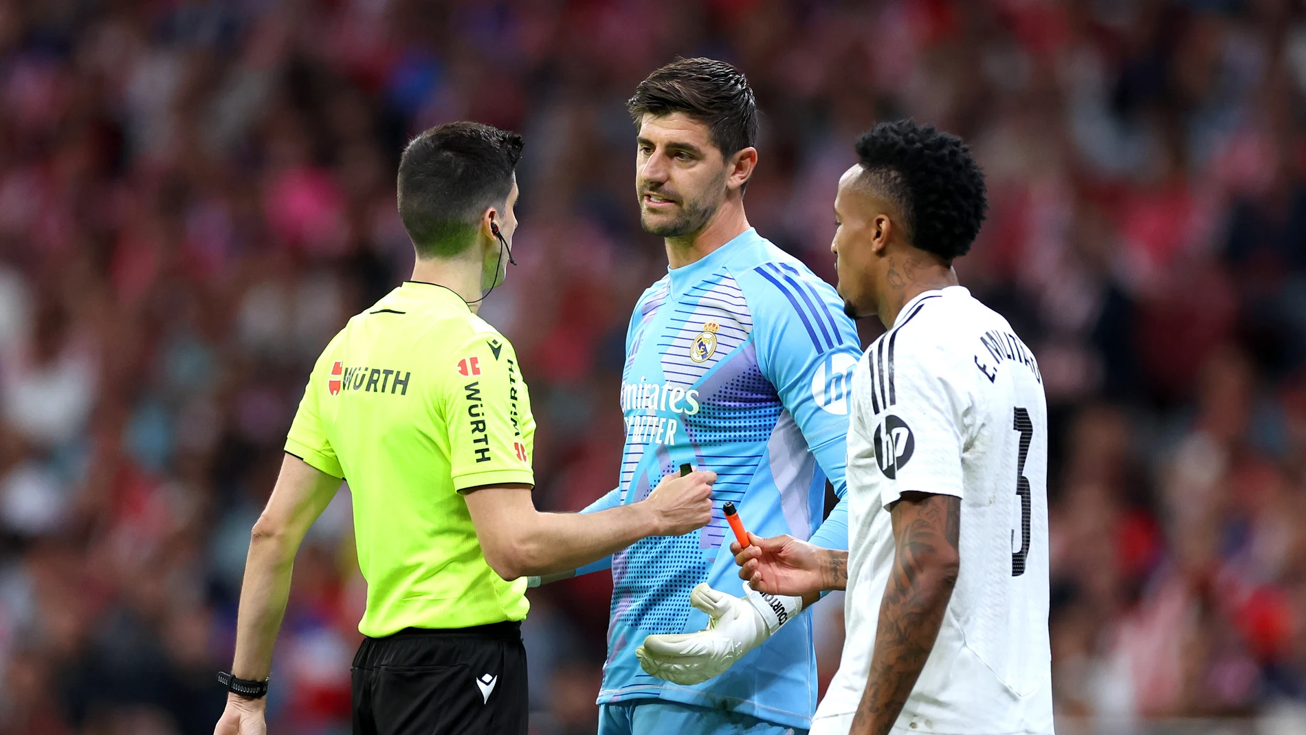 Busquets Ferrer charla con Courtois y Militao Busquets Ferrer charla con Courtois y Militao