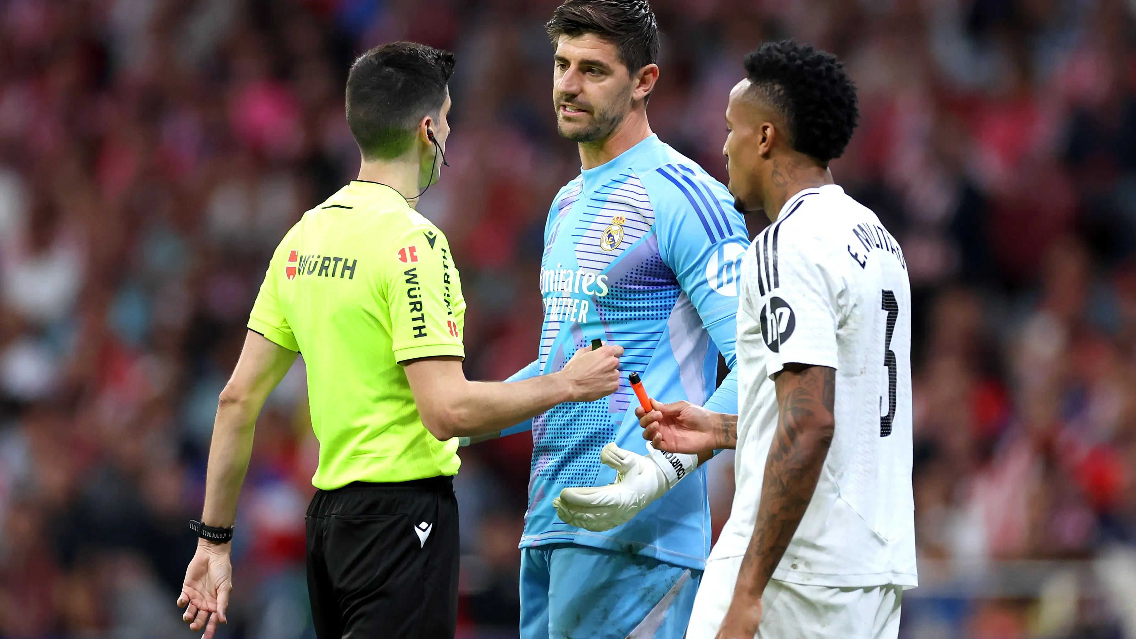 Busquets Ferrer charla con Courtois y Militao Busquets Ferrer charla con Courtois y Militao