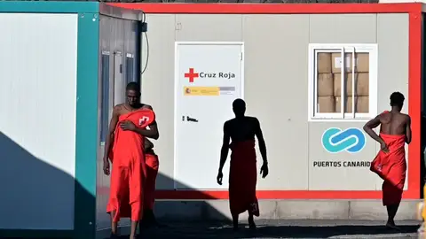 Continúa la búsqueda de 48 inmigrantes desaparecidos en el naufragio de un cayuco cerca de El Hierro Continúa la búsqueda de 48 inmigrantes desaparecidos en el naufragio de un cayuco cerca de El Hierro