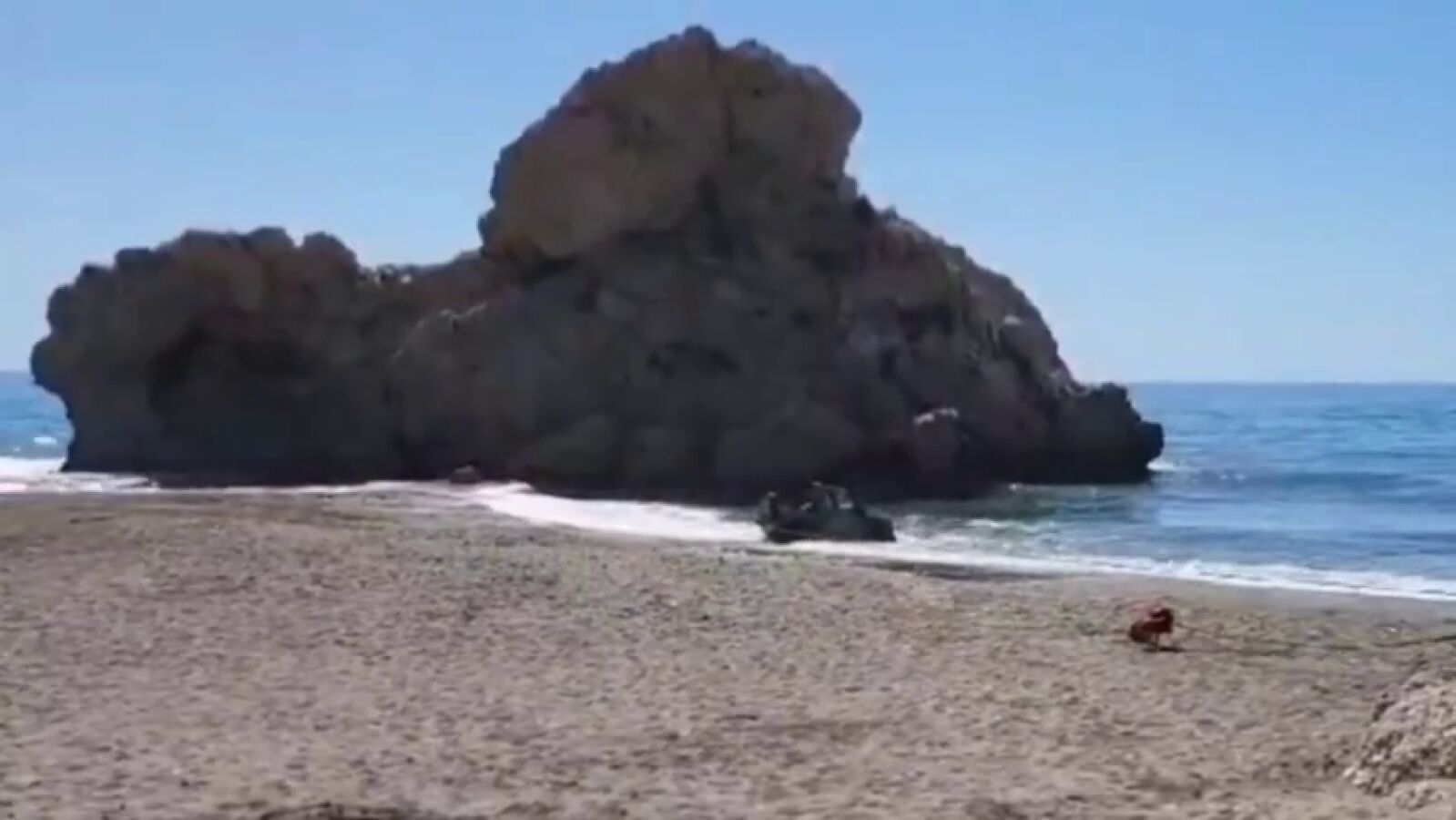 Un todoterreno y su conductor aparecen flotando en la Playa del Peñón del Cuervo en Málaga: 