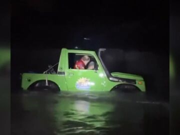 Rescatado un hombre tras 'aparcar' su coche en el mar