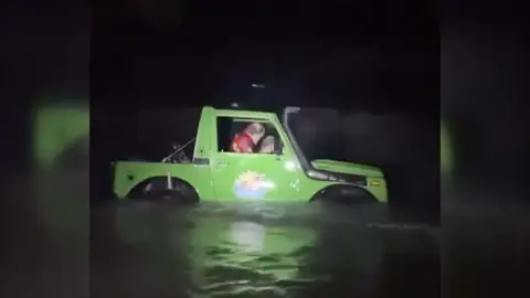 Rescatado un hombre tras 'aparcar' su coche en el mar Rescatado un hombre tras 'aparcar' su coche en el mar