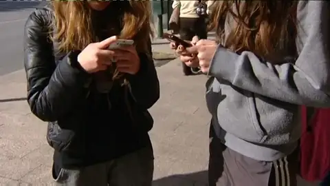 Adolescentes con móviles Ansiedad y nerviosismo tras la prohibición de los móviles en muchas aulas: "El móvil es una droga para ellos"