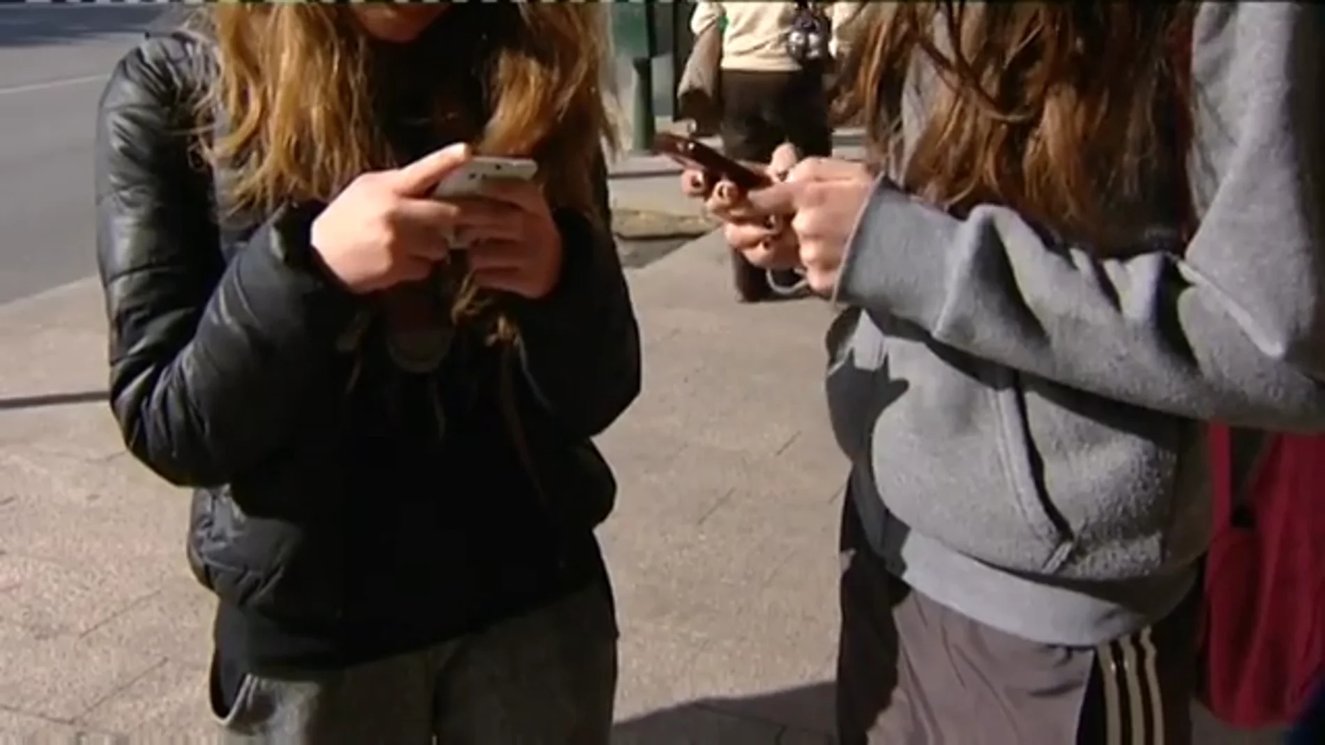 Adolescentes con móviles Adolescentes con móviles