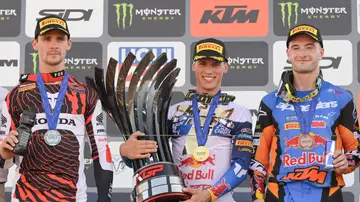 Jorge Prado posa con el trofeo de campeón del mundo de motocross Jorge Prado posa con el trofeo de campeón del mundo de motocross