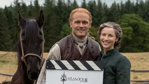 Sam Heughan y Caitriona Balfe en el rodaje del final de Outlander Sam Heughan y Caitriona Balfe en el rodaje del final de Outlander