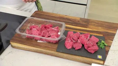 Salpimenta la carne Salpimenta la carne