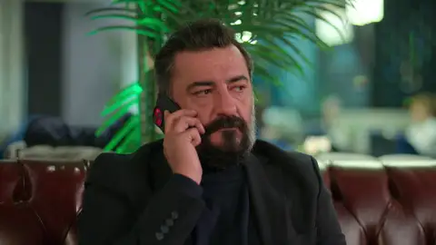 En el último capítulo de Hermanos: ¡Han secuestrado a Nebahat! Y tendrá que pagar un precio muy caro para ser liberada En el último capítulo de Hermanos: ¡Han secuestrado a Nebahat! Y tendrá que pagar un precio muy caro para ser liberada