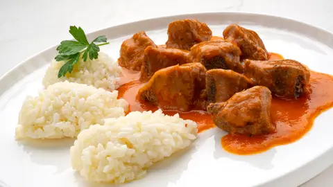 "Esto no falla nunca": Arguiñano nos presenta un estofado de carne en salsa de tomate y pimiento con arroz "Esto no falla nunca": Arguiñano nos presenta un estofado de carne en salsa de tomate y pimiento con arroz