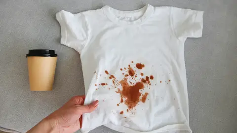 Una camiseta manchada de café Una camiseta manchada de café