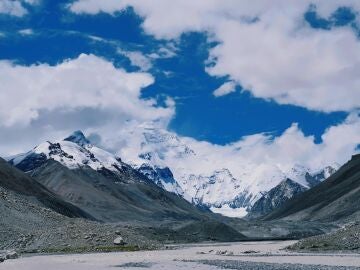 Imagen del monte Everest y el río Arun