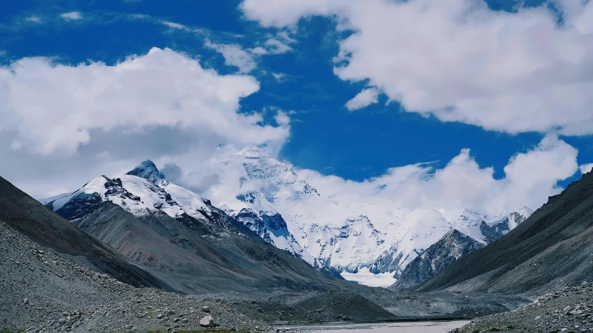Imagen del monte Everest y el r&iacute;o Arun