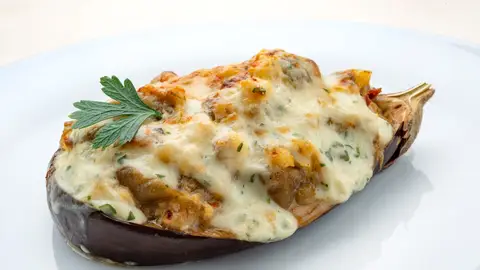 La reacción de Arguiñano al elaborar unas berenjenas rellenas de bacalao: "No solo me rompo el traje, igual se me caen hasta los piños" La reacción de Arguiñano al elaborar unas berenjenas rellenas de bacalao: "No solo me rompo el traje, igual se me caen hasta los piños"