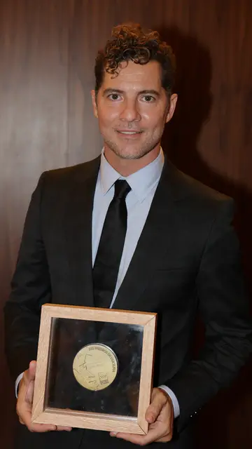 David Bisbal posa con su premio David Bisbal posa con su premio