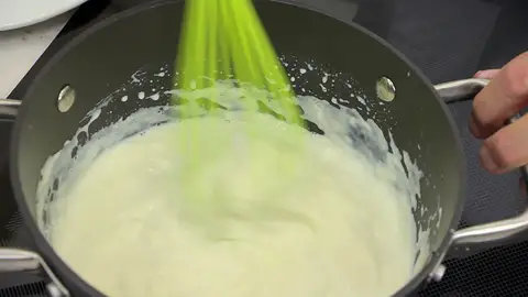 Vierte la leche poco a poco Vierte la leche poco a poco