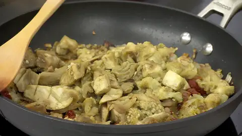 Rehoga conjuntamente durante 5-6 minutos más Rehoga conjuntamente durante 5-6 minutos más